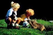 Kinder mit Murmeltier